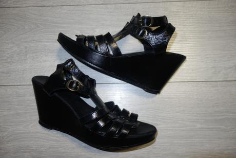 Čierne kožené sandále značky Emma  - Obrázok č. 1