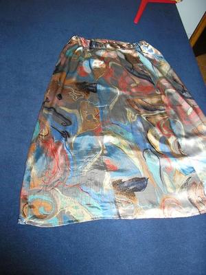 62 Saténová sukňa s moderným vzorom  - Obrázok č. 1