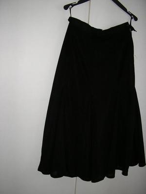 590. Čierna spol. sukňa - Obrázok č. 1