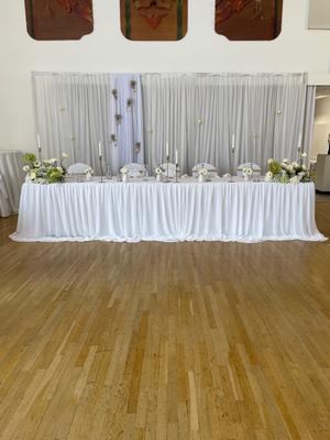 Biely nariasený šifón na hlavný stôl - Obrázok č. 1