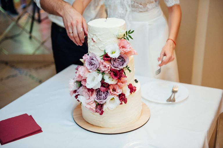 svadobná torta s kvetmi