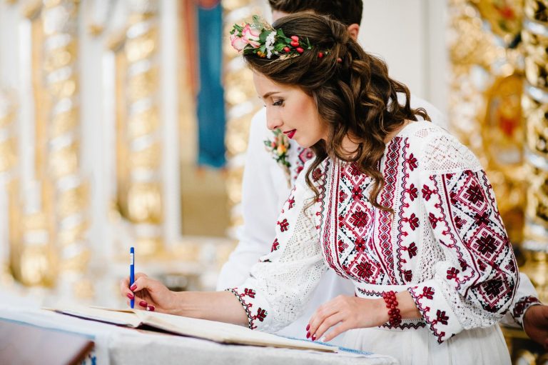 folklórne svadobné šaty