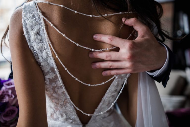 zaujímavý chrbát na svadobných šatách