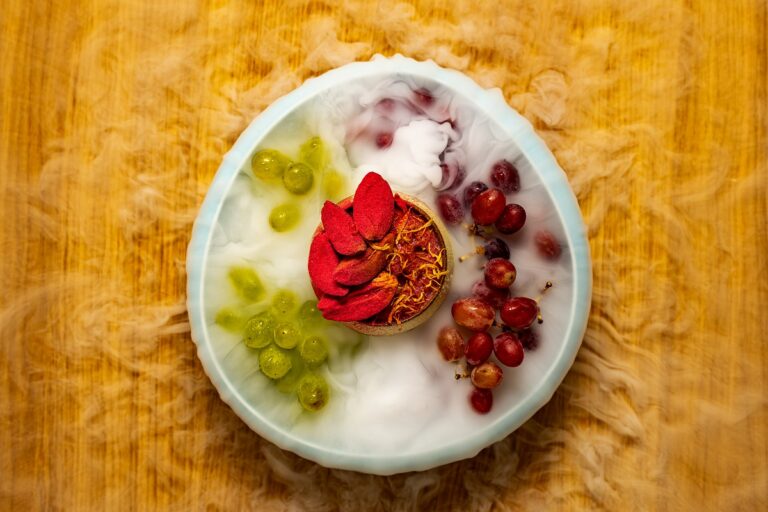 Broskyňovo-hroznová pena, lyofilizované ovocie, sušené kvety, malinový prach