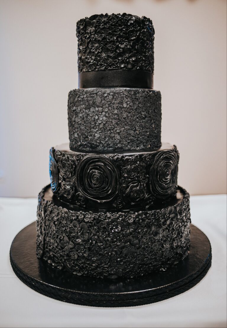 čierna svadobná torta