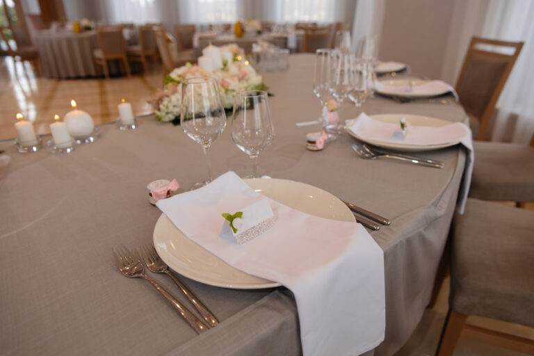 rozmiestnenie stolov na svadbe