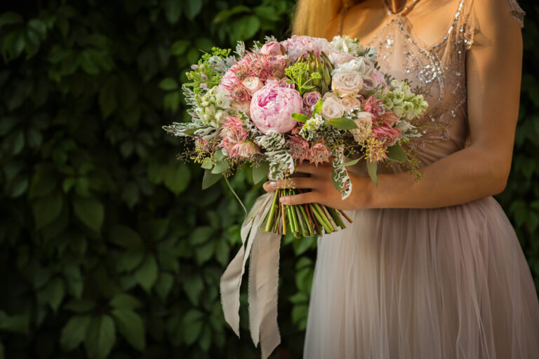 nevesta drží svadobnú kyticu