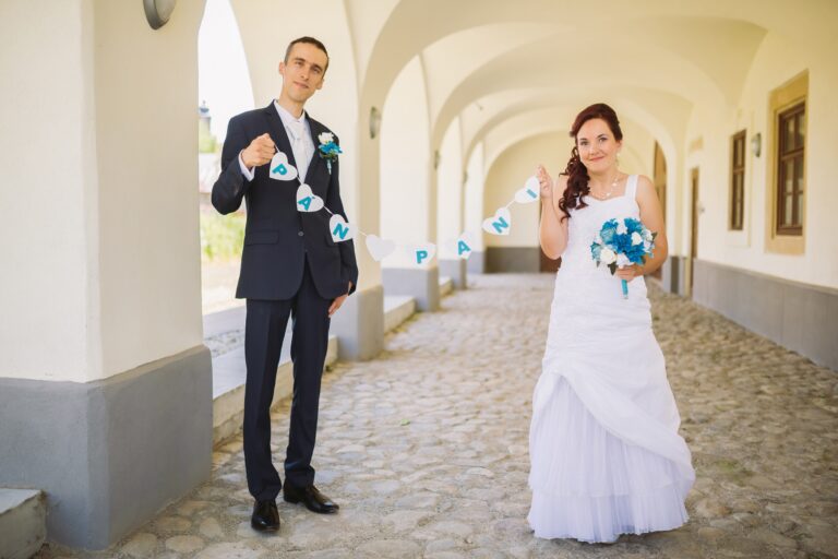 novomanželia držia nápis pán a pani 