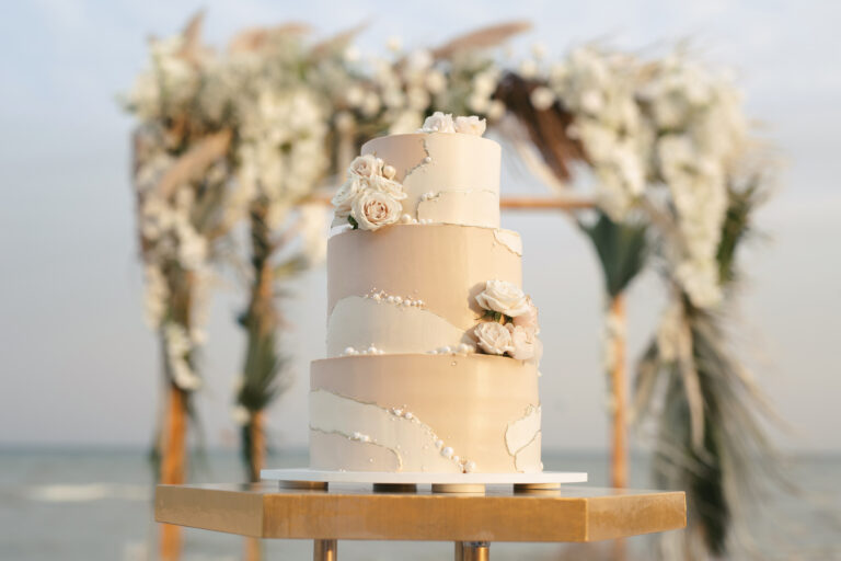 krémová svadobná torta s kvetmi 