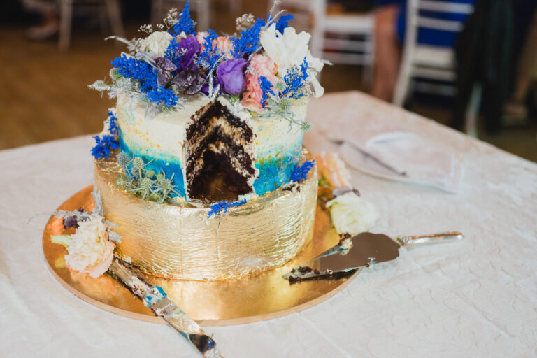 svadobná torta s modrými kvetmi 