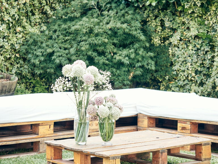 nábytok z paliet a kvety na stole 