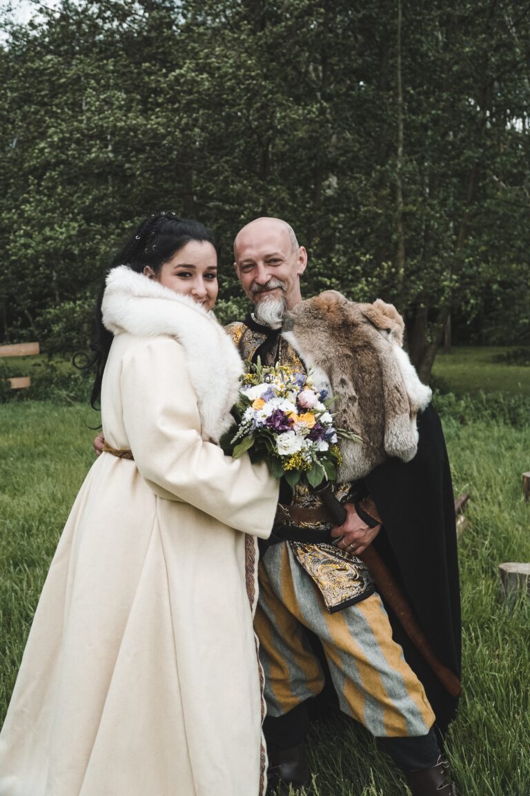 vikingská nevesta s kyticou a ženíchom 