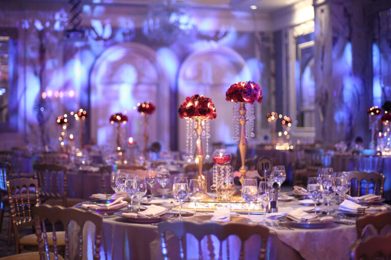 svadobná výzdoba a stoly, nasvietená svadobná sála na modro