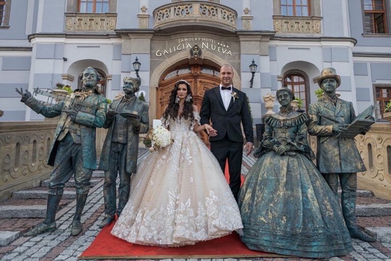 živé sochy na svadbe s nevestou a ženíchom 