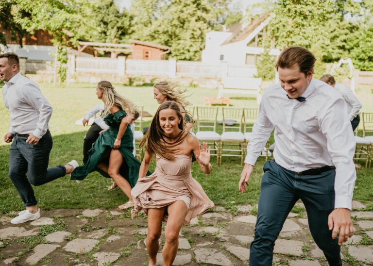svadobní hostia bežia počas svadobnej hry 