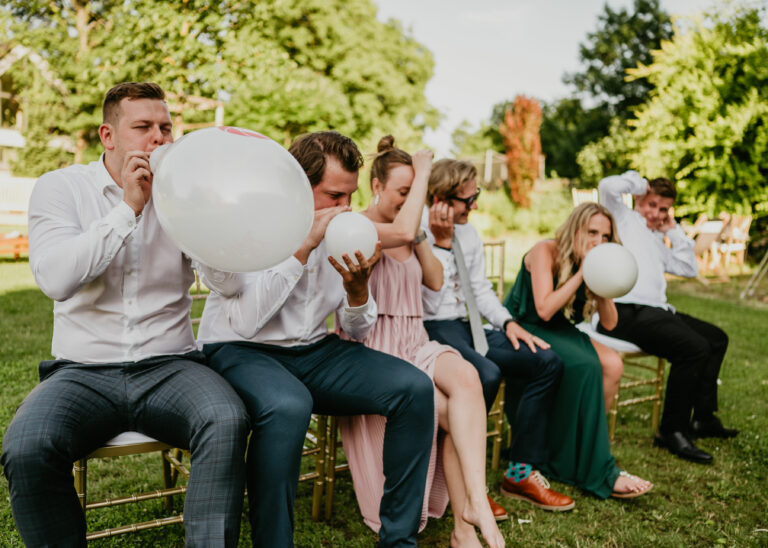 svadobná hra včeličky, svadobní hostia fúkajú balóny 