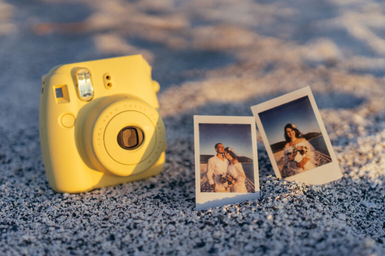 žltý polaroid a svadobné fotky v piesku